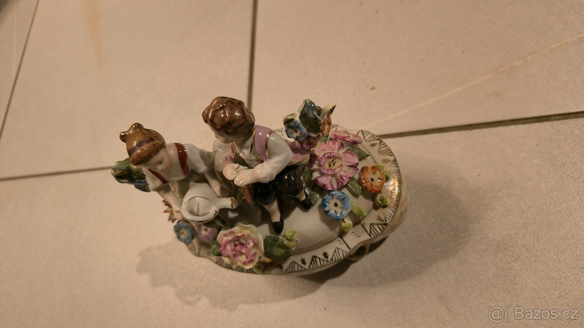 Porcelánová dóza zdobená chlapec s dívkou míšeň - 2
