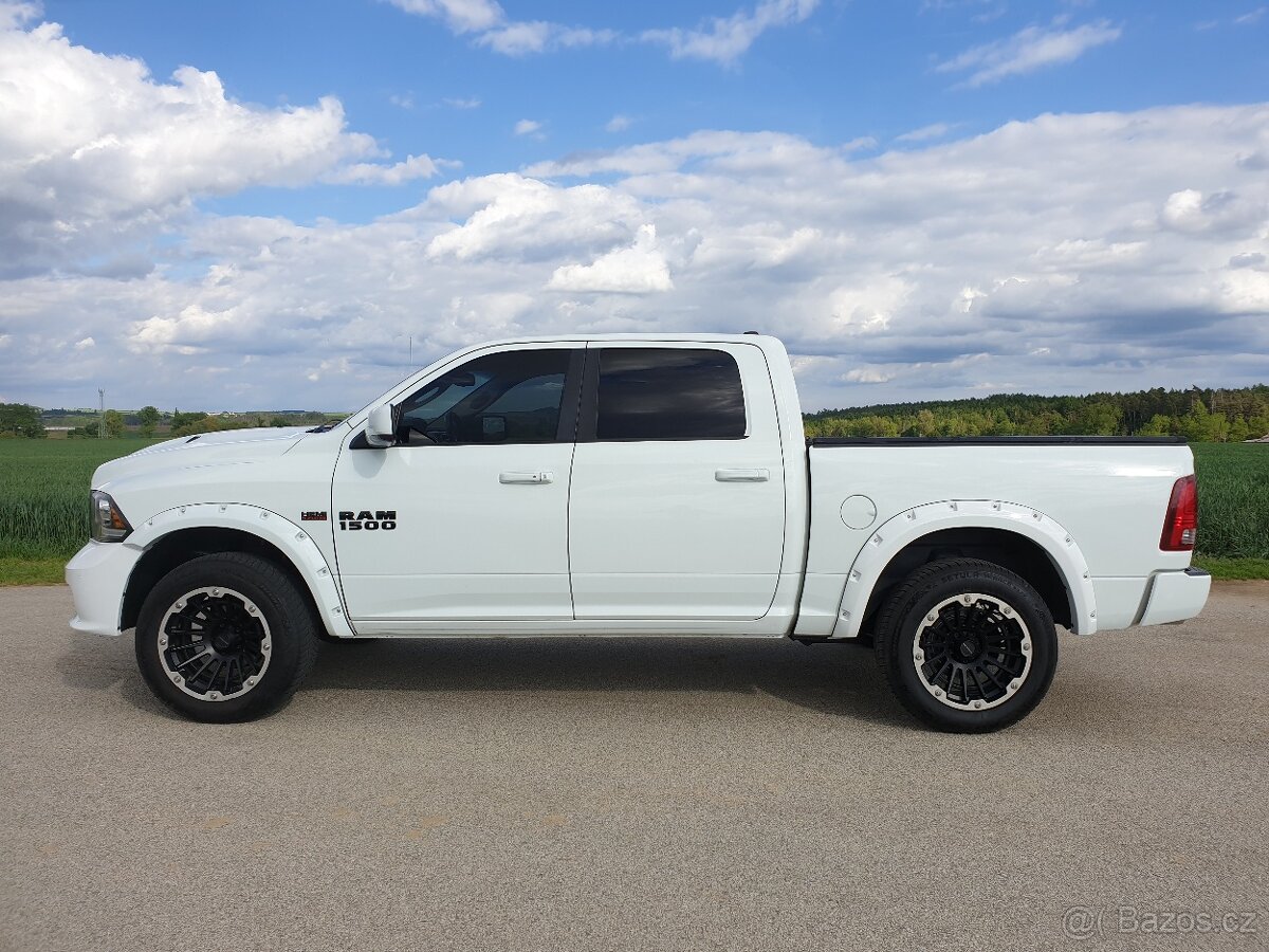 Dodge RAM 1500 Sport 5.7 V8 HEMI 4x4 Vzduch. podvozek
