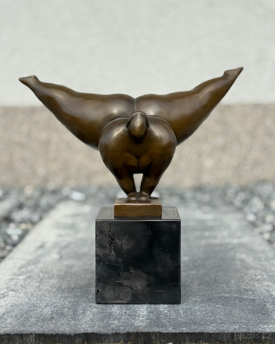 Luxusní bronzová socha Balancující žena Plus Size Gymnastka - 2