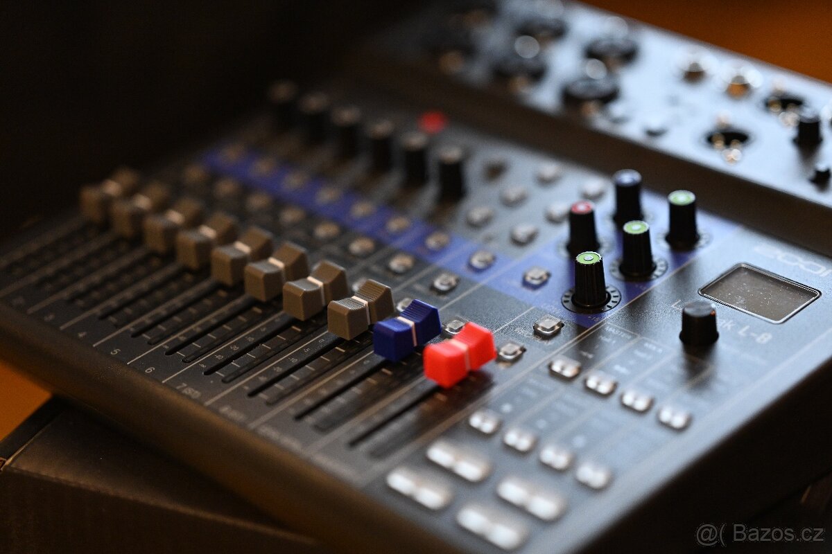 Kompaktní mixážní pult Zoom LiveTrak L-8 - 2