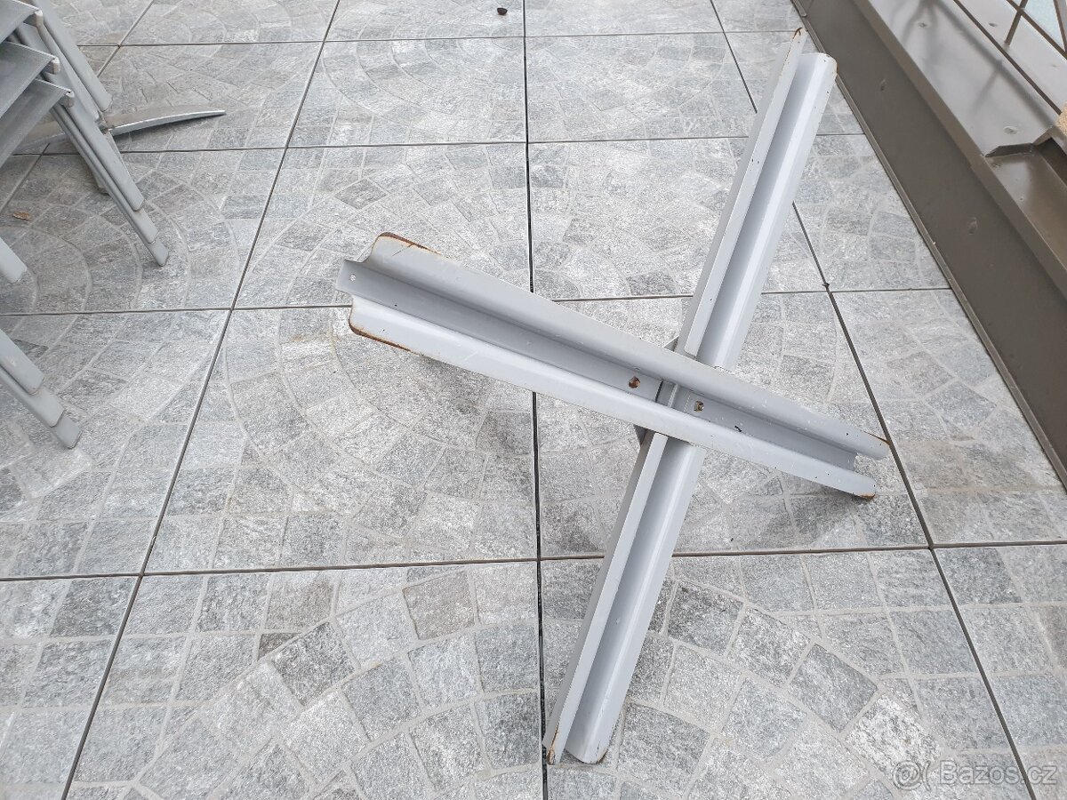 Kovový stojan na slunečník - 2