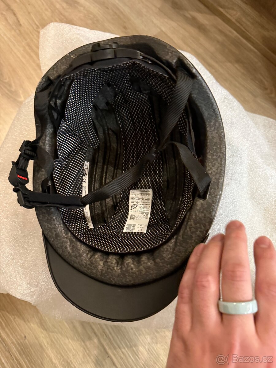 Jezdecká helma Uvex exxential III – nová - 2