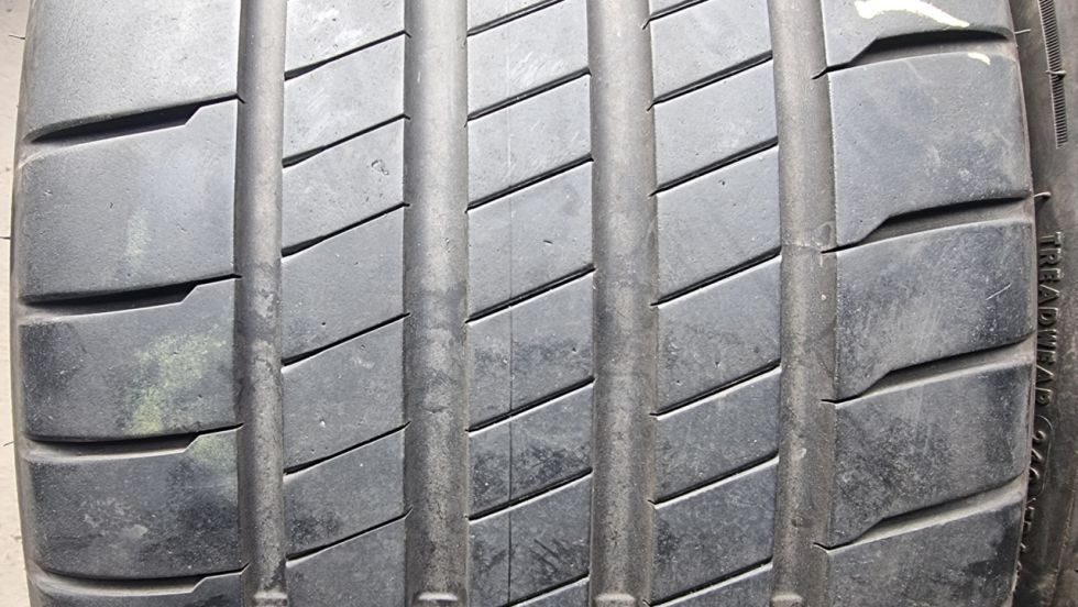 Letní pneu 235/35/19 Bridgestone - 2