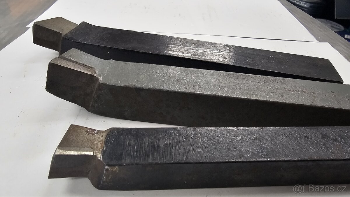 Soustružnický nůž ubírací čelní levý 20-32 mm 3715 - 2