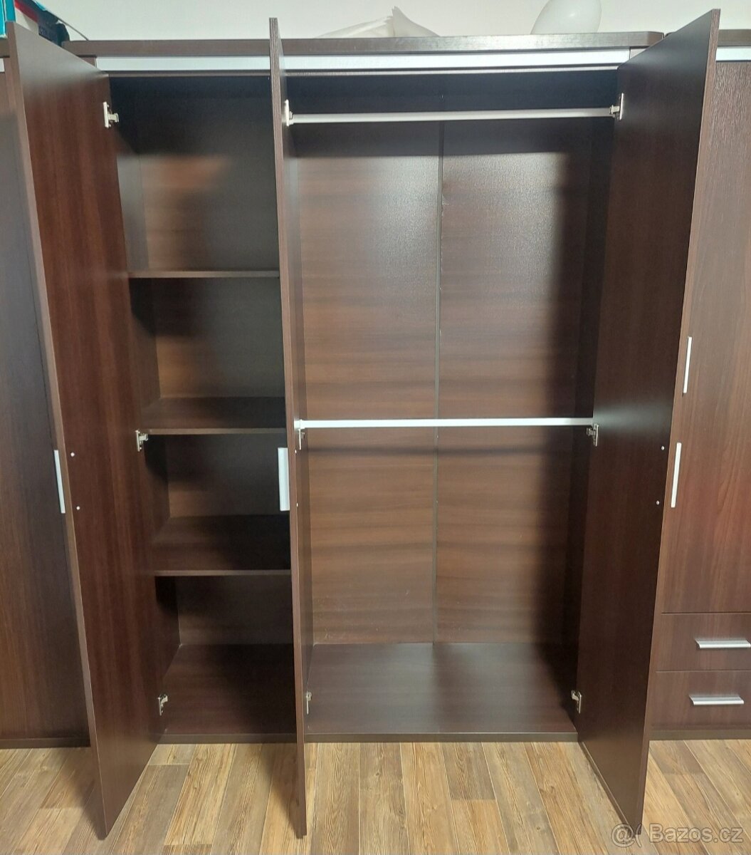 Šatní skříně a komoda - 2