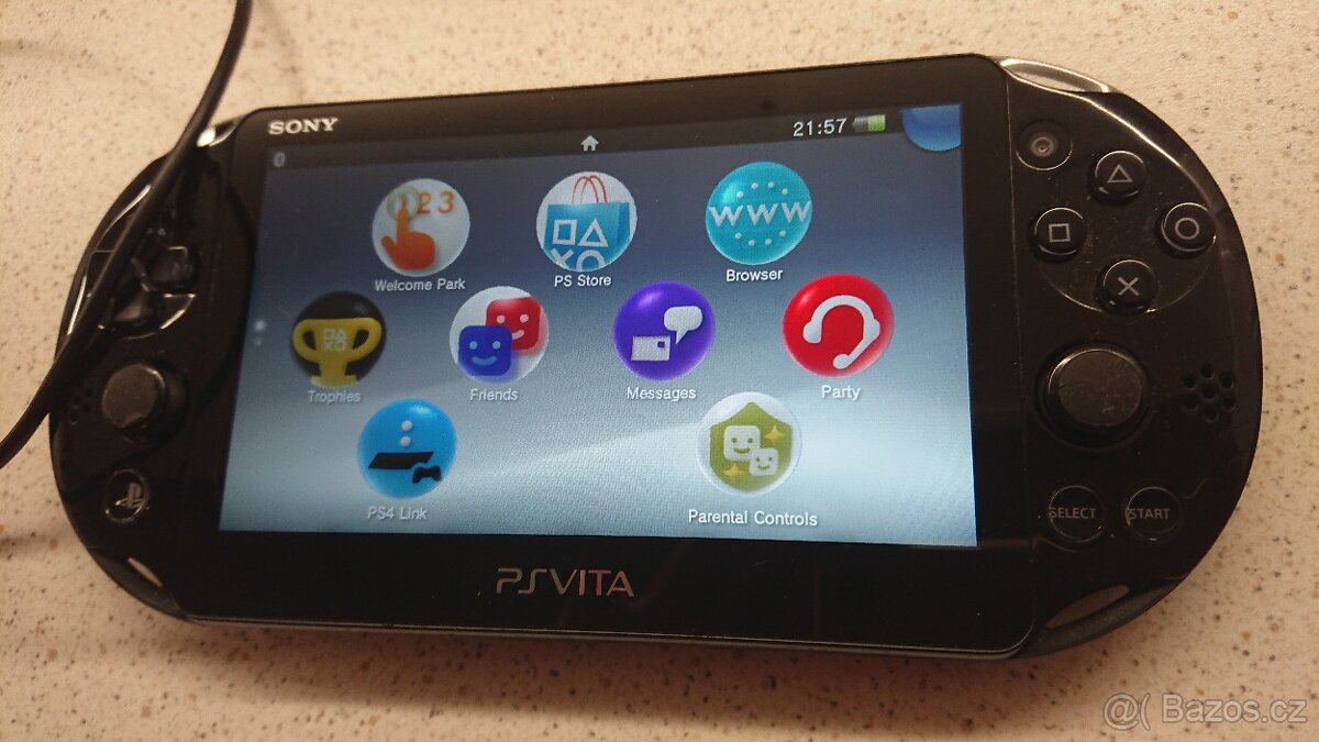 PS Vita + příslušenství - 2