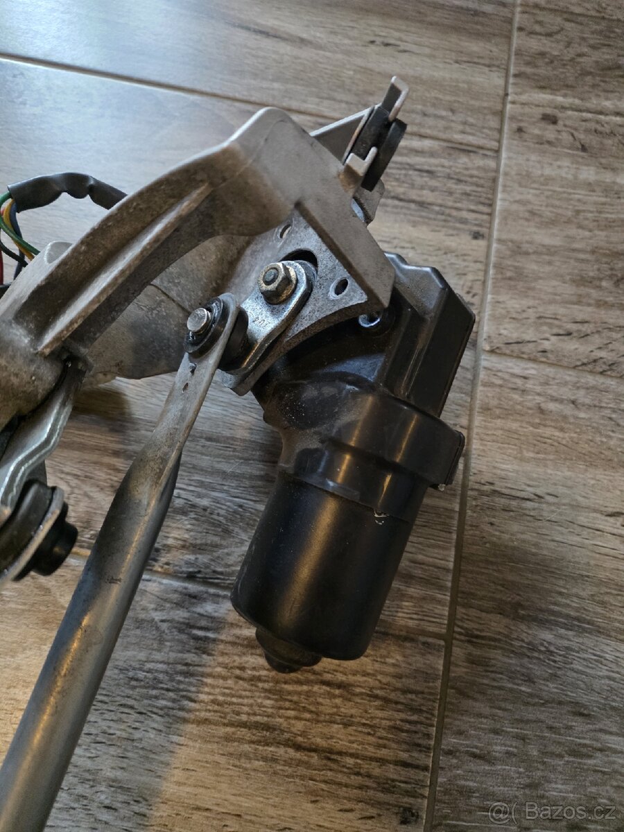 Mechanismus stěračů Tesla model S - 2