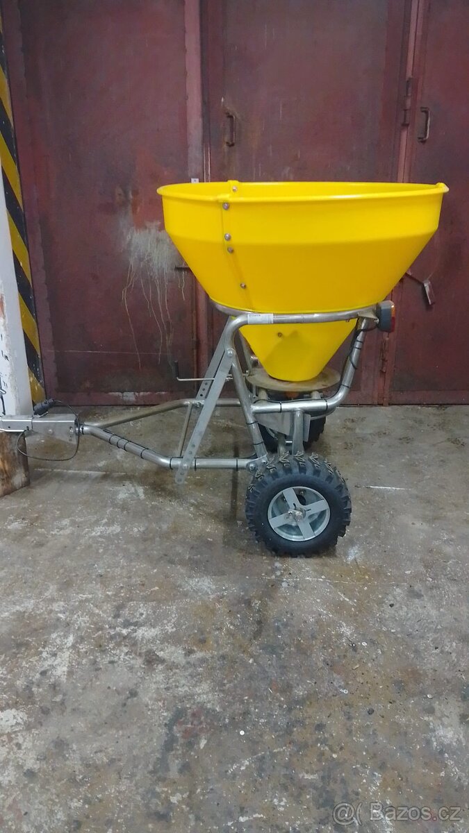 Posypový vozík za auto SW300 - 2