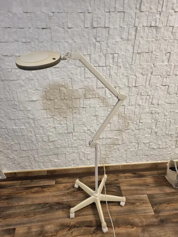 Kosmetická Lampa s lupou a stojanem - 2