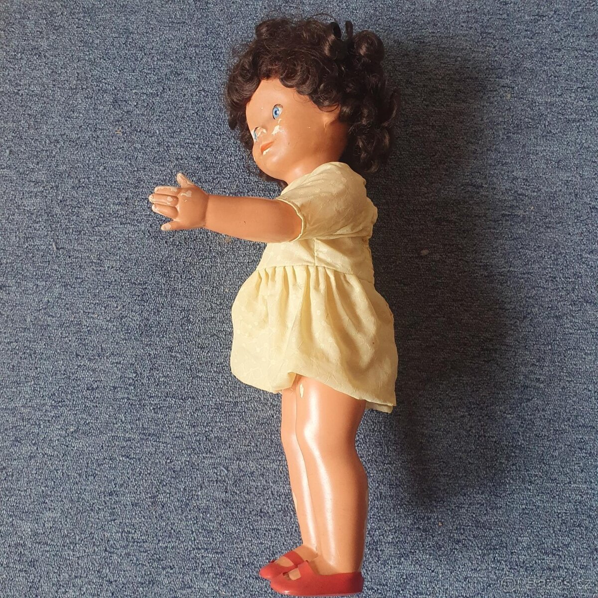 Stará panenka brečící. mrkací , chodící HAMIRO z 60 -70 let - 2