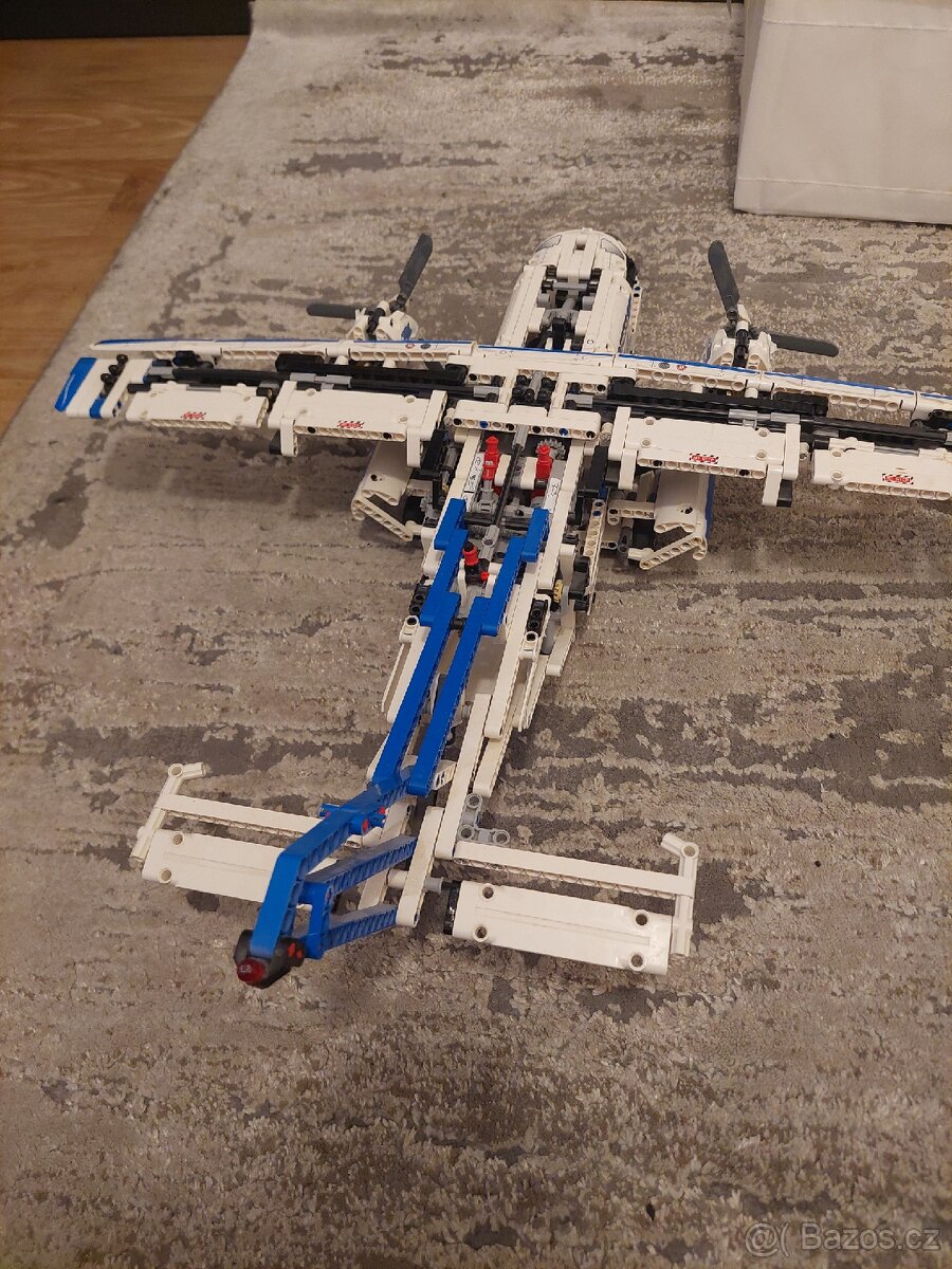 LEGO Technic 42025 - Obří nákladní letadlo (Motorizované) - 2
