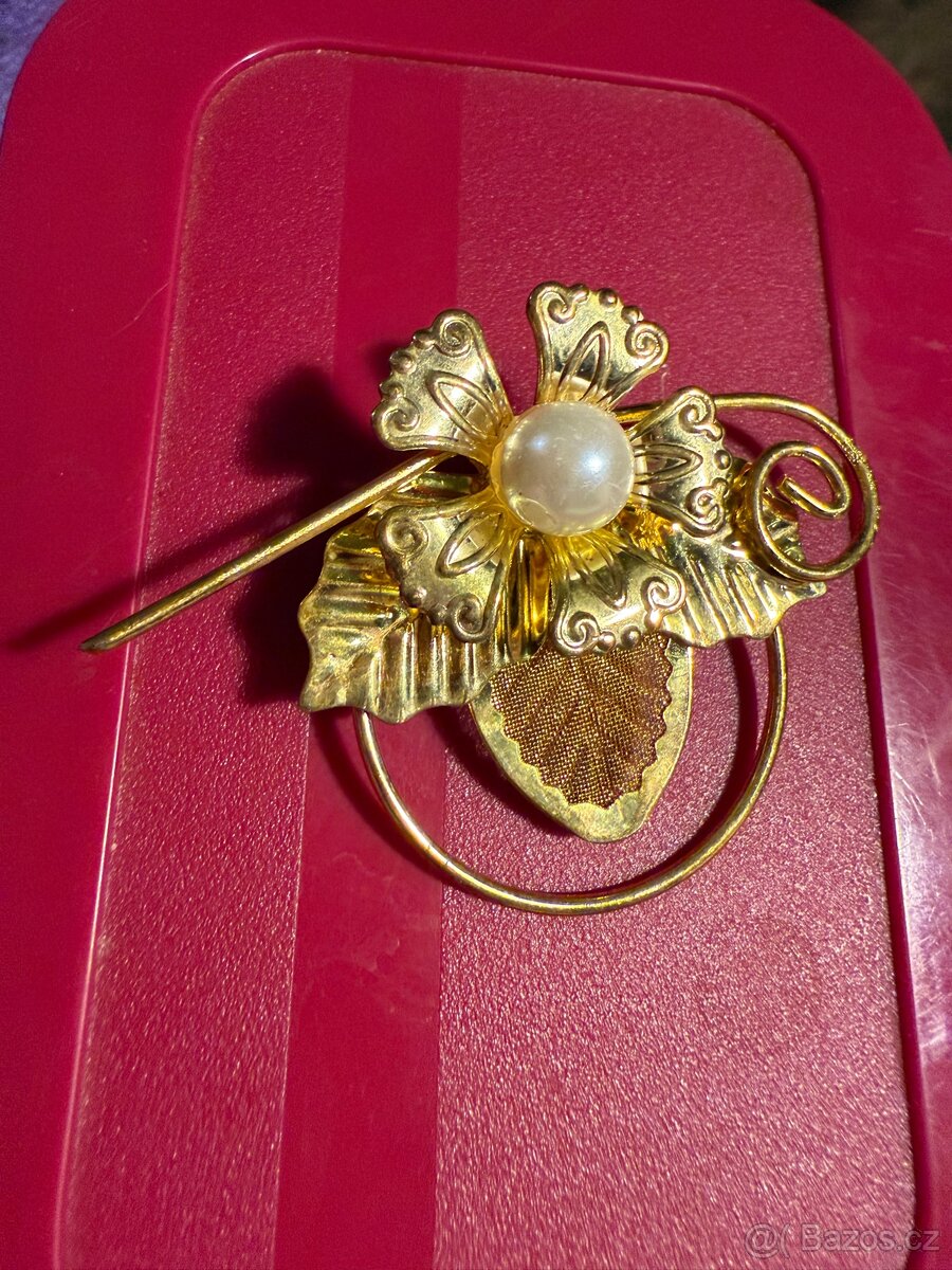 Brož kytka a perlou - 2