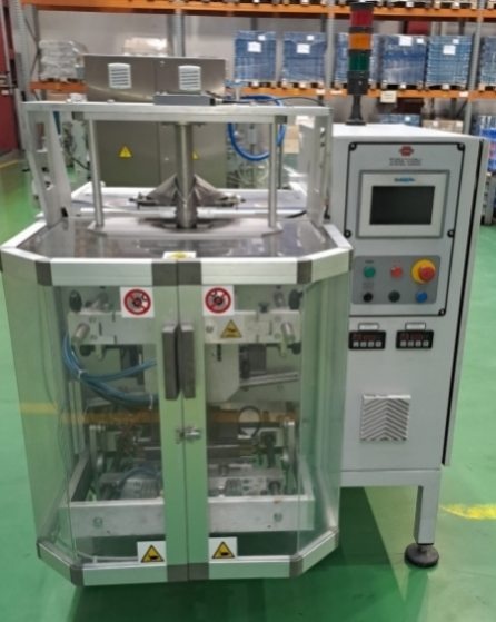 Z roku 2018, balící stroj Ramac VERT 0410 - 2