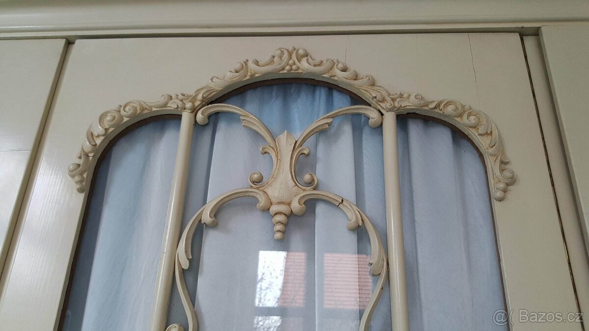 Starožitná skříň - 2