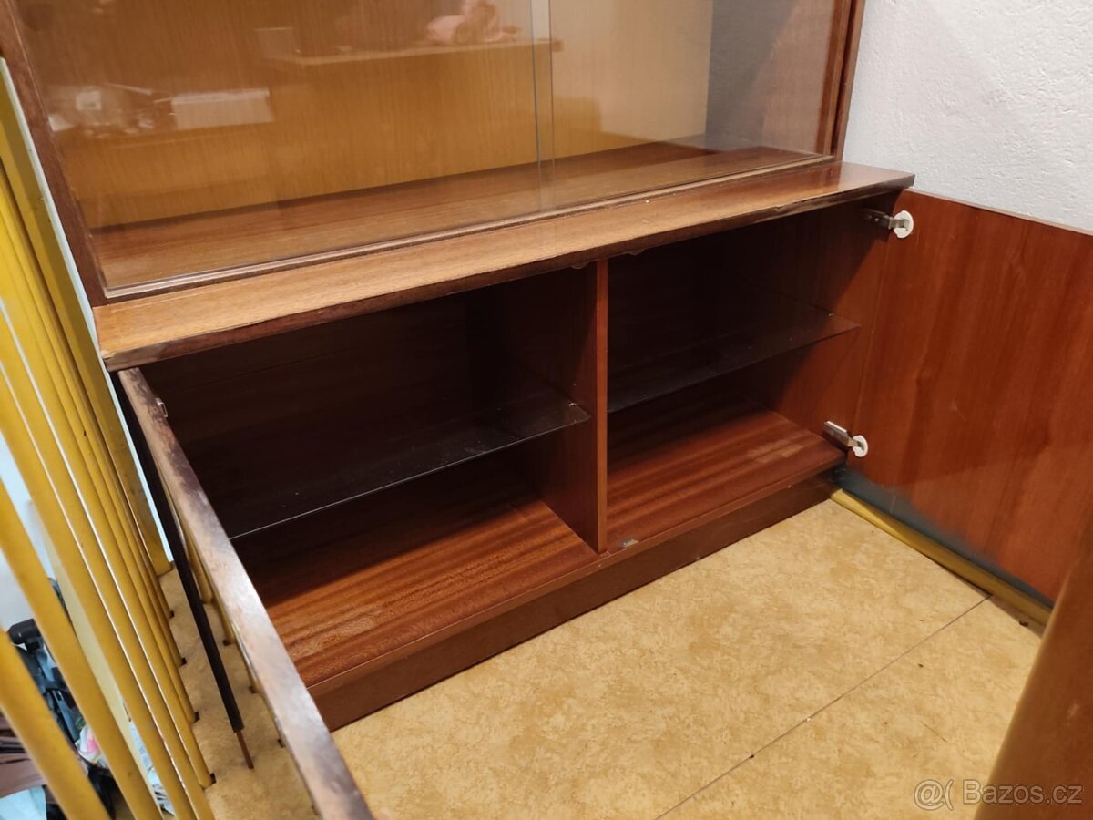 Skříňka se zrcadlem - 2