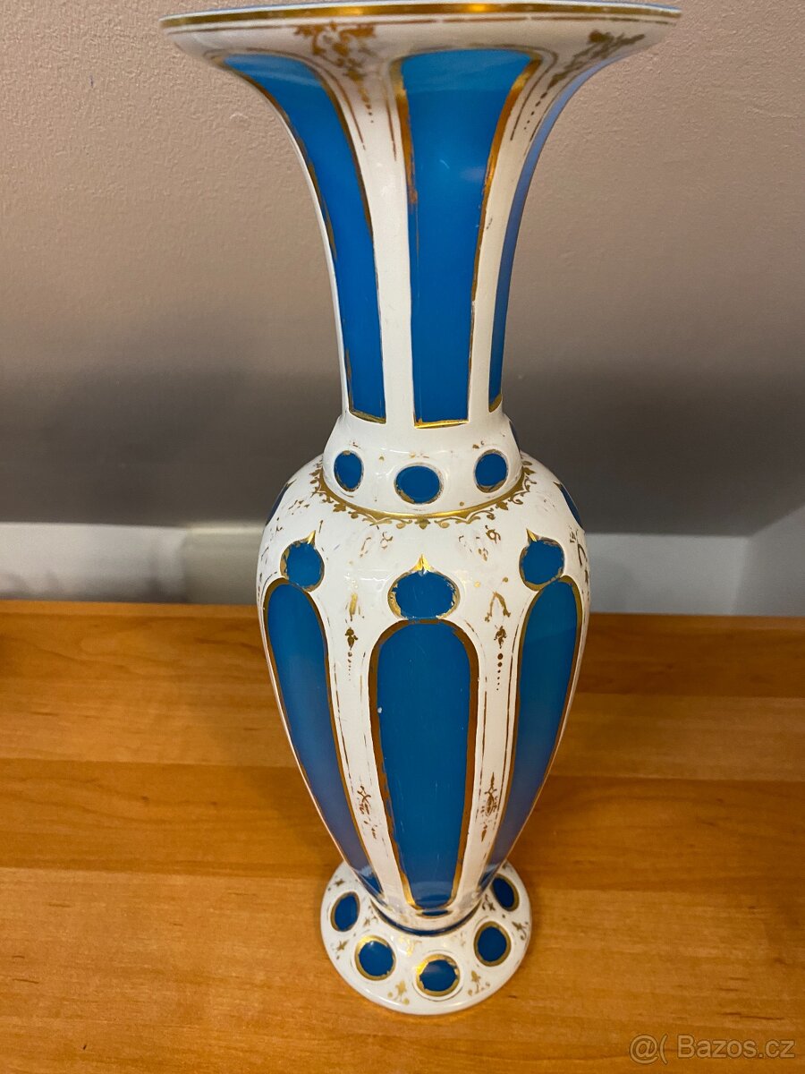 Sběratel nabízí staré skleněné vázy - 2