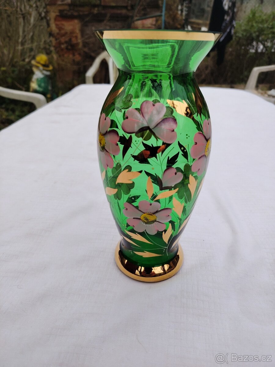 Zelená skleněná váza s květy - 2