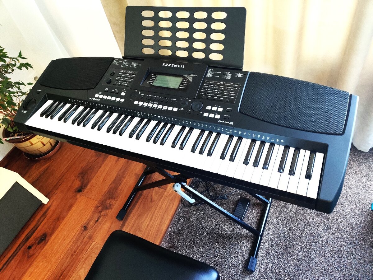 Kurzweil KP300X + K&M 18997 Al stojan + Bespeco SG8EX židle - 2