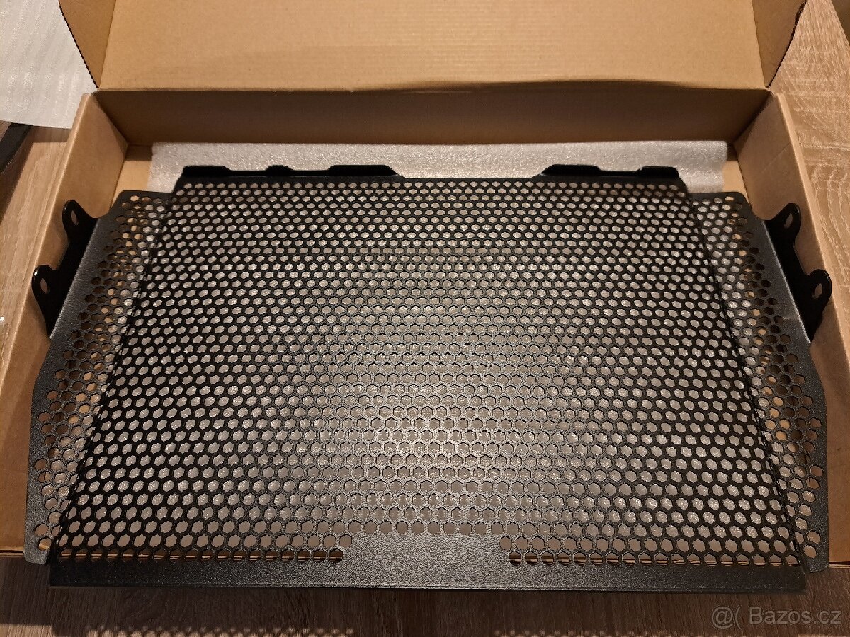 Kryt chladiče Triumph - 2