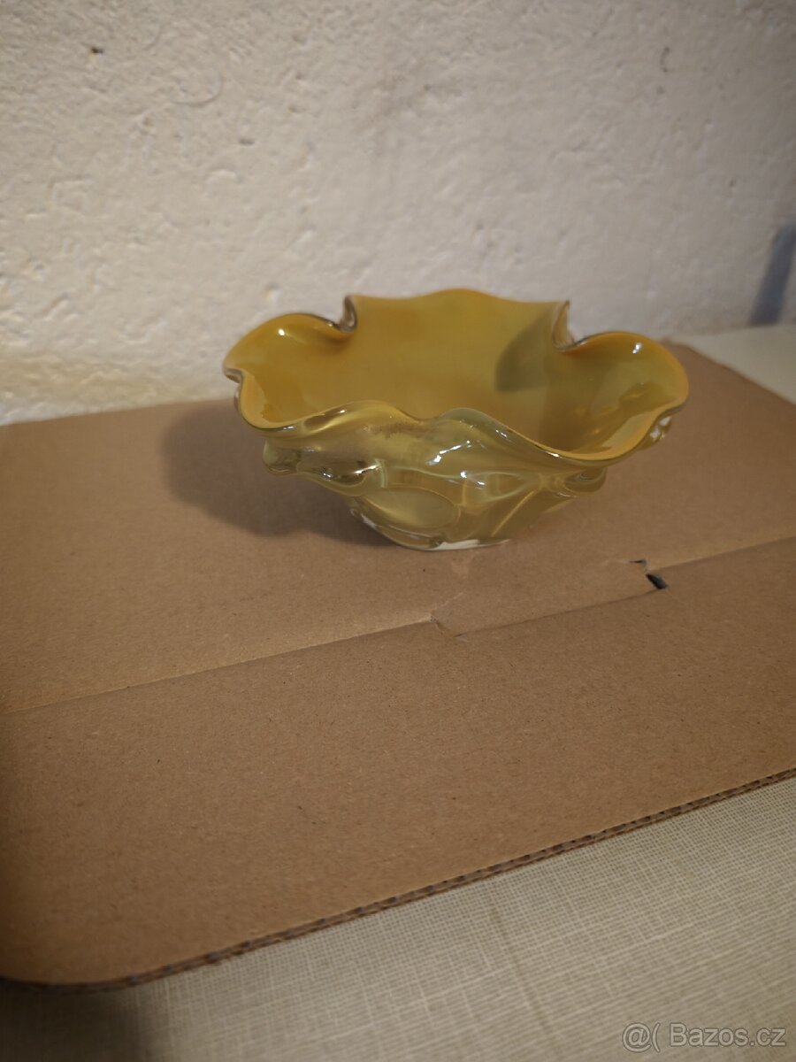 Skleněná miska z hutního skla. - 2