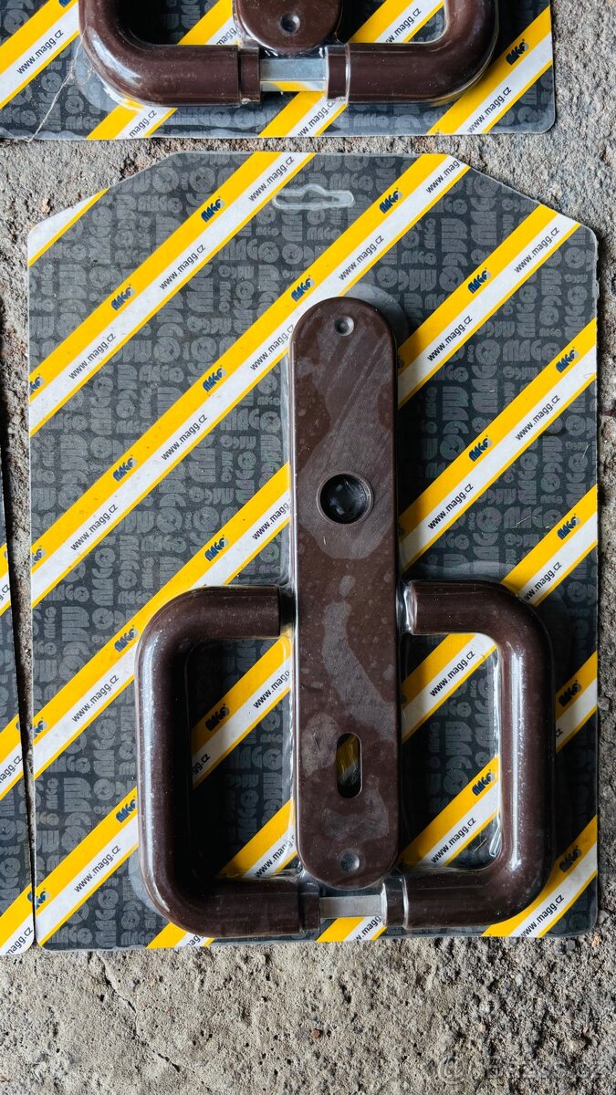 Klika dveřní plastová - 2