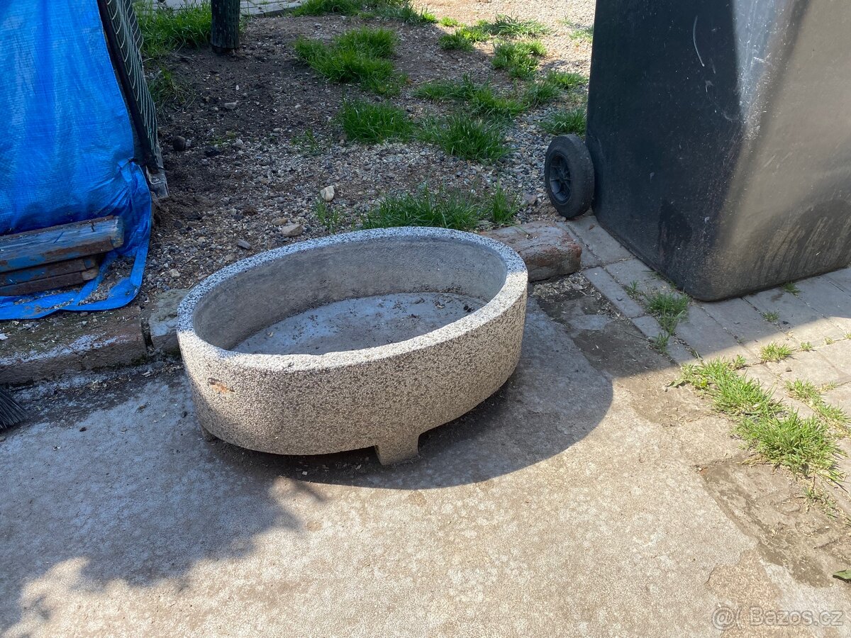 Prodám betonový květináč - 2
