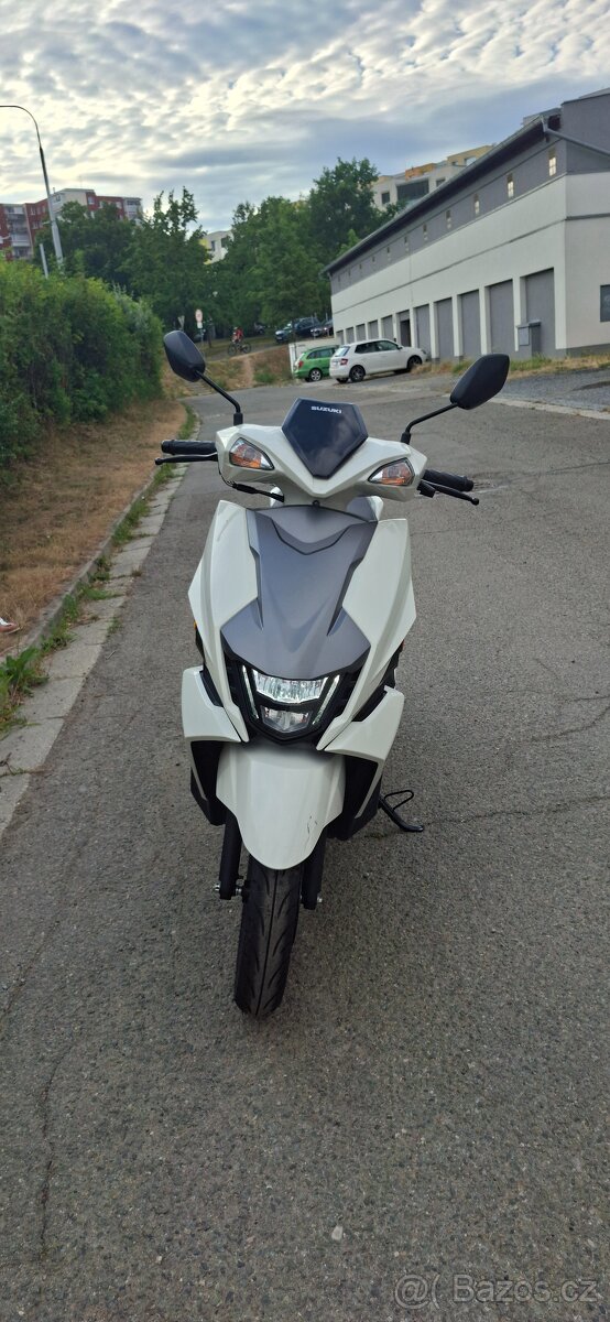 Suzuki Avenis - 2