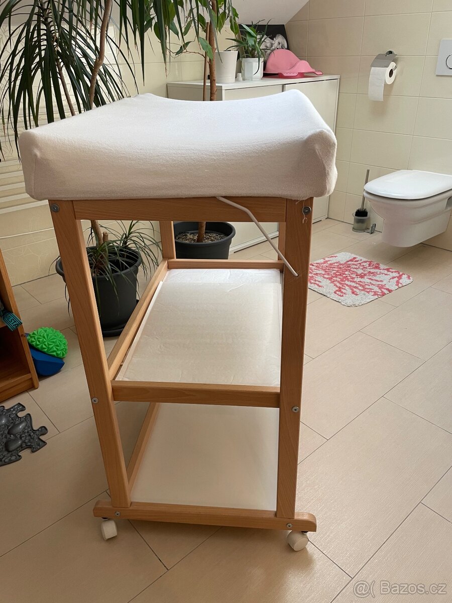 Přebalovací pult dřevěný mobilní - 2