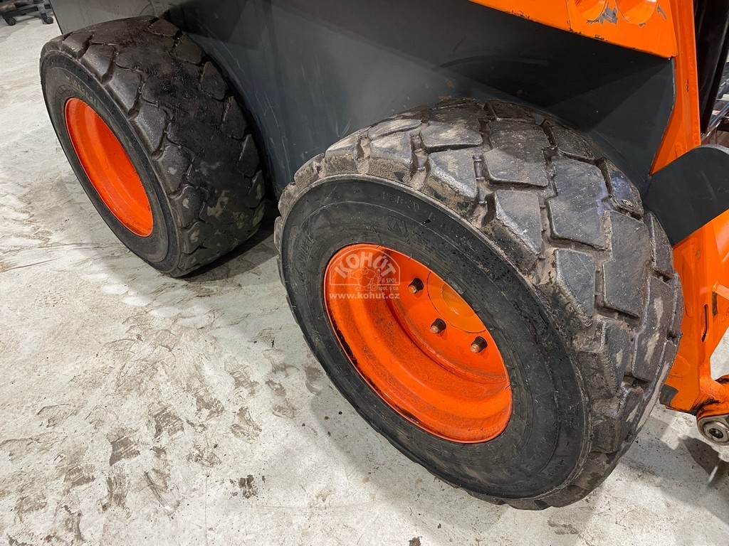 smykem řízený nakladač LOCUST 904 - 2