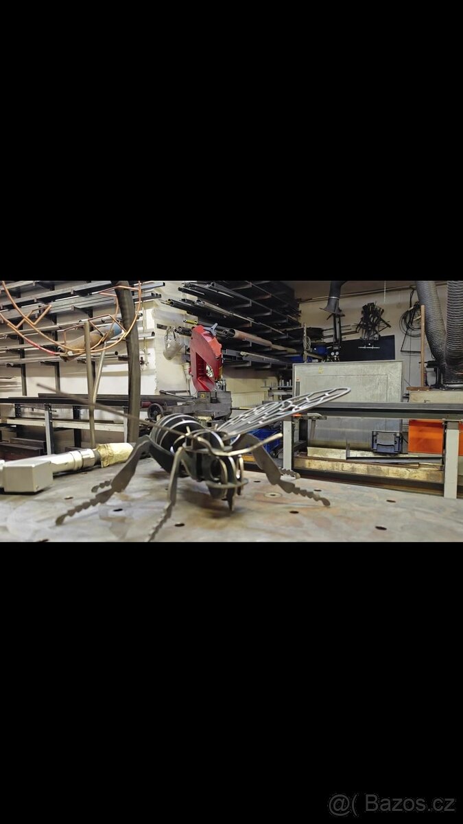 Kovová včela – ruční práce z oceli, originální dekorace - 2