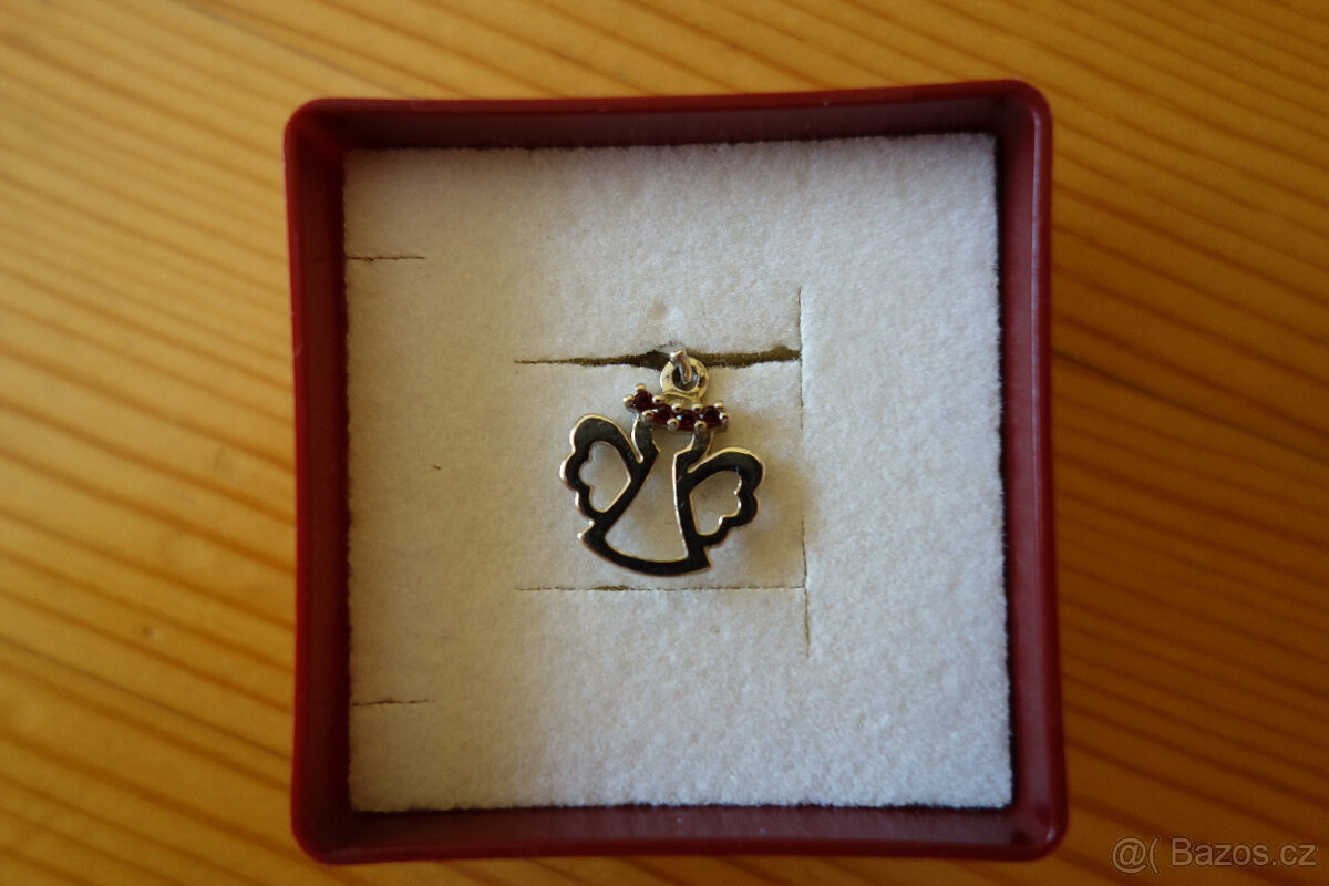 Stříbrný andělíček s granáty - 2