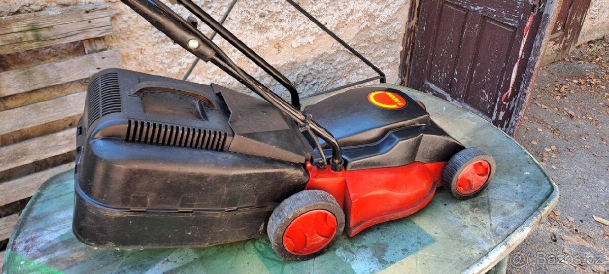 Prodám elektrickou sekačku na trávu Nová cena 300,- Kč - 2