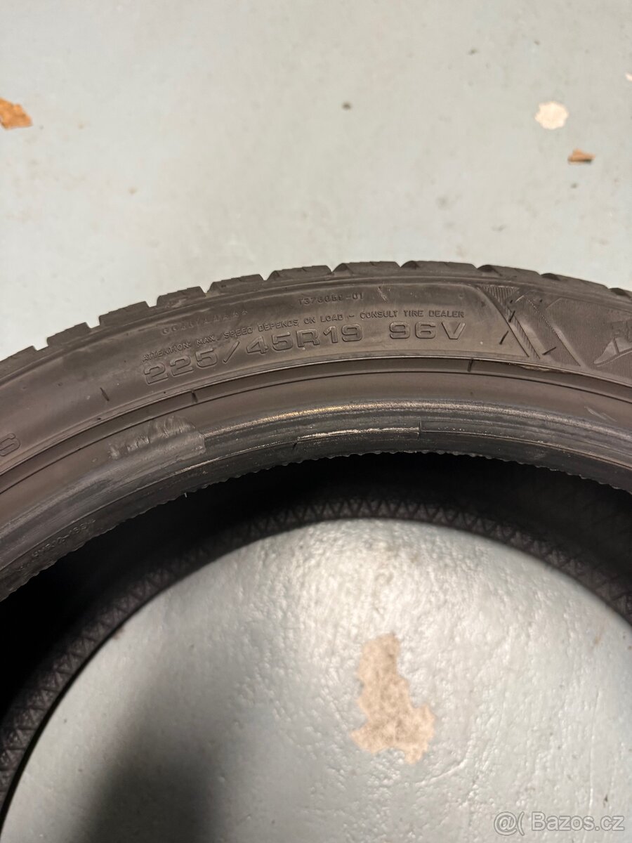 225/45R19 96V - 2