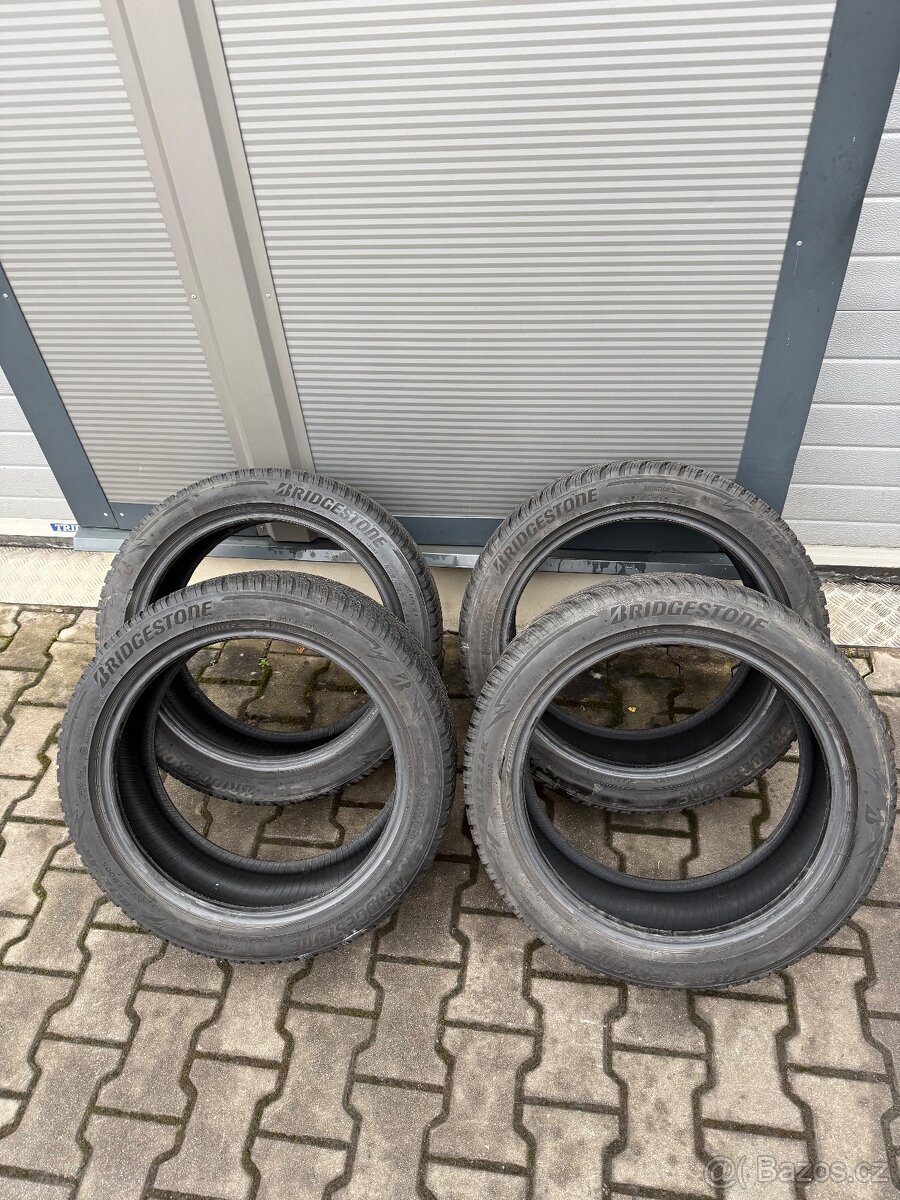 Zimní pneu 235/45 18 - 2