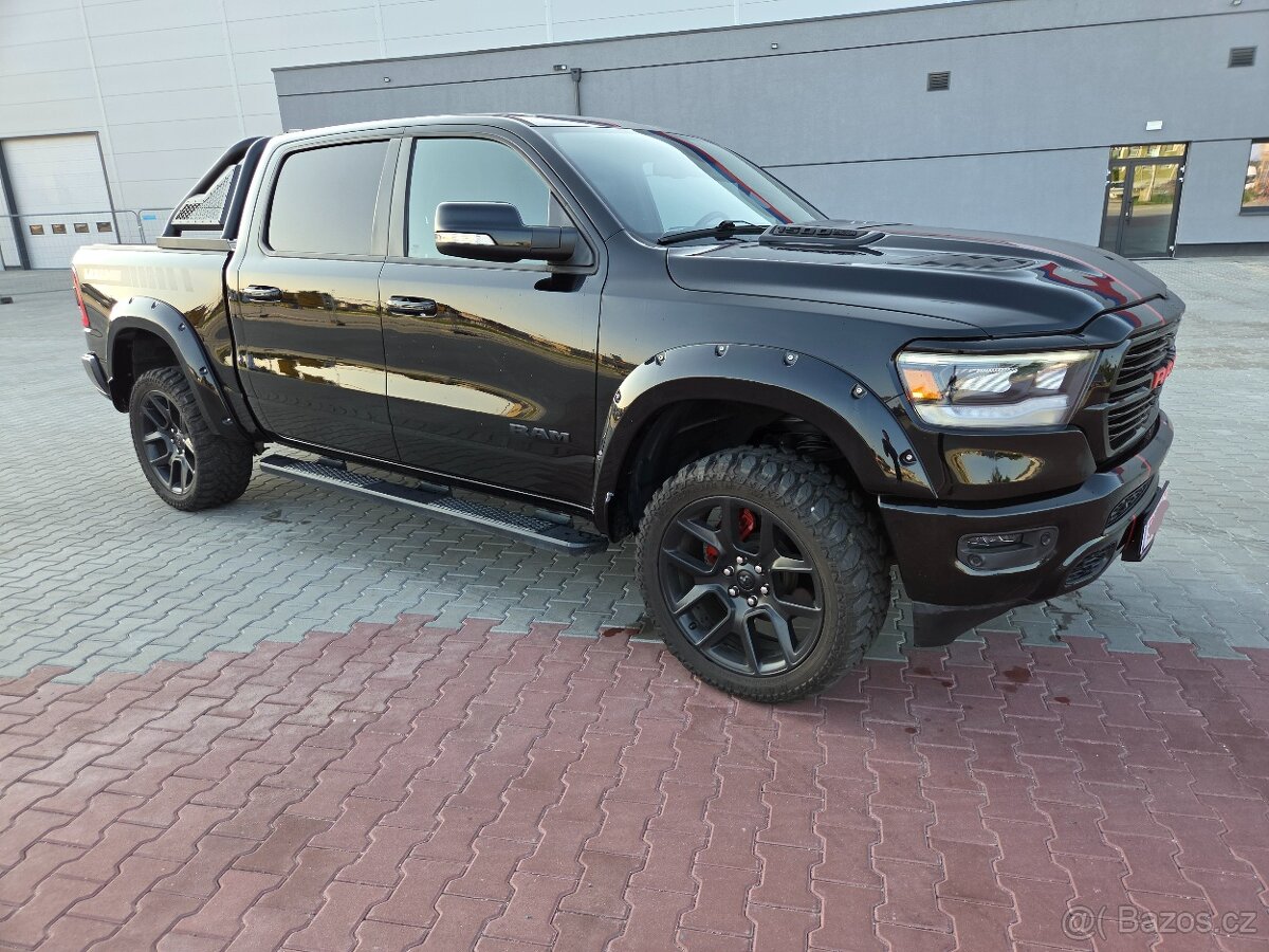 DODGE RAM 1500 LARAMIE 5.7 HEMI V8 401PS FULL LED KOLESO 22