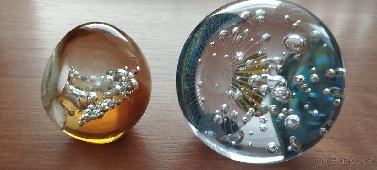 Hrnky, těžítka, figurky, keramika, sklo a dózy dle fota. - 2