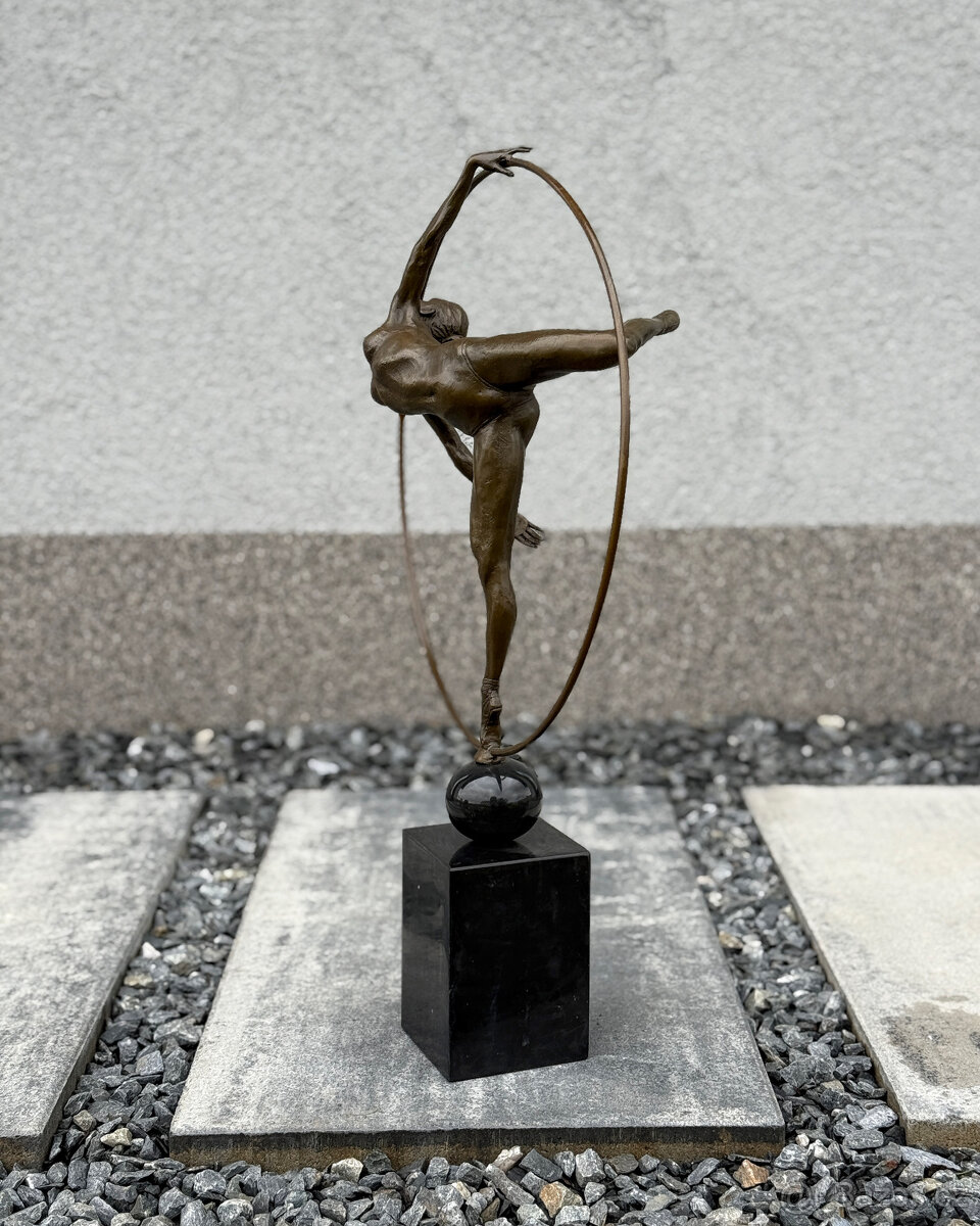 Luxusní bronzová socha Tanečnice s obručí designová decorace - 2