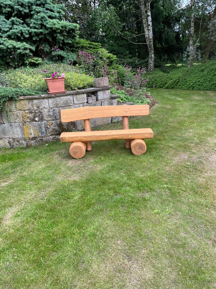 Masivní zahradní lavička z akátu - 2