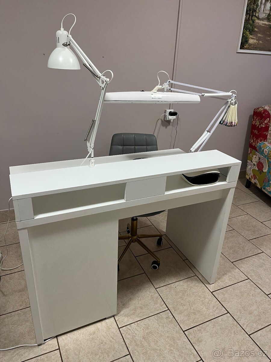 Stůl pro manikérky - 2