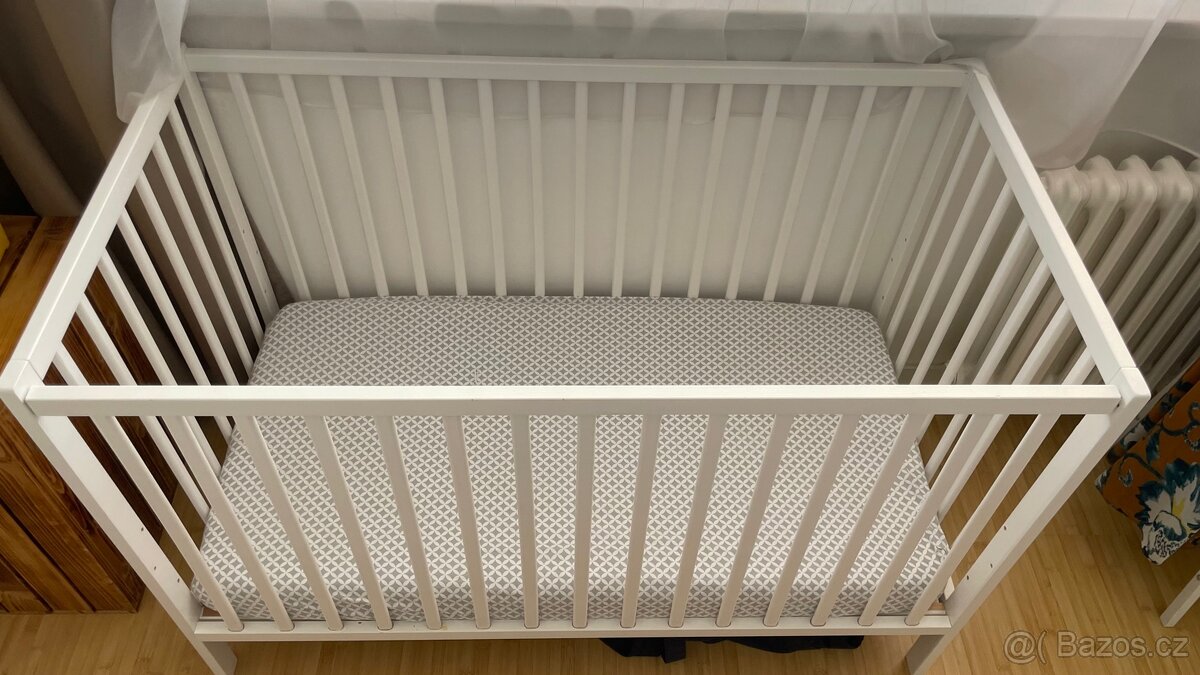 Prodám bílou dětskou postýlku z masivu + zdravotní matraci Z - 2