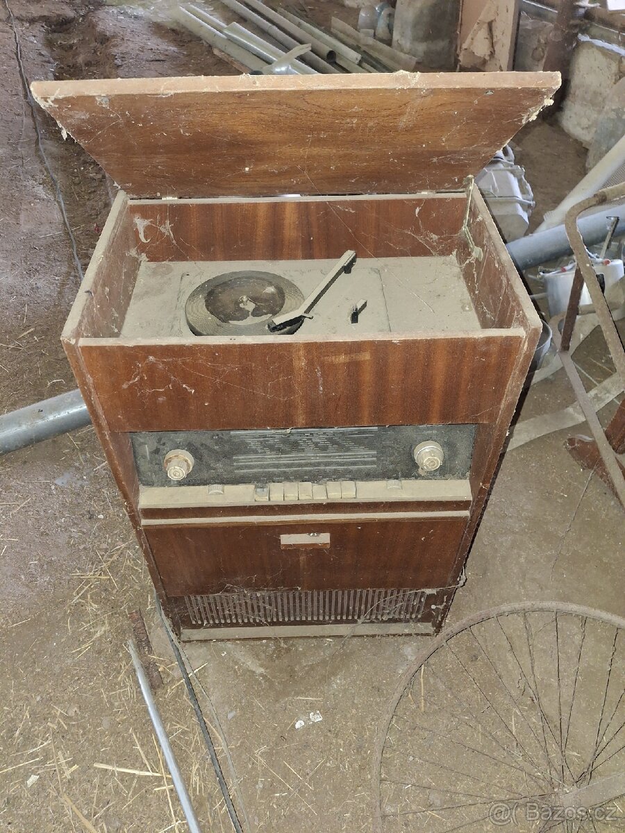 Šicí stroj, stolek , rádio - 2