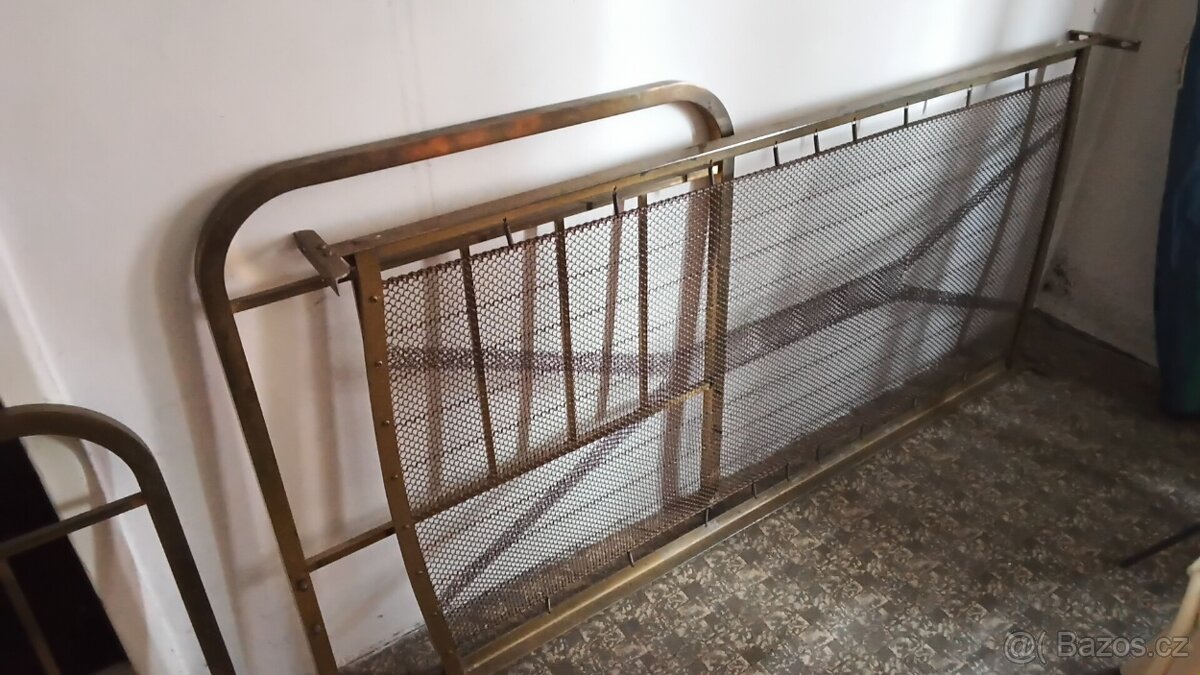 Stará mosazna postel . - 2