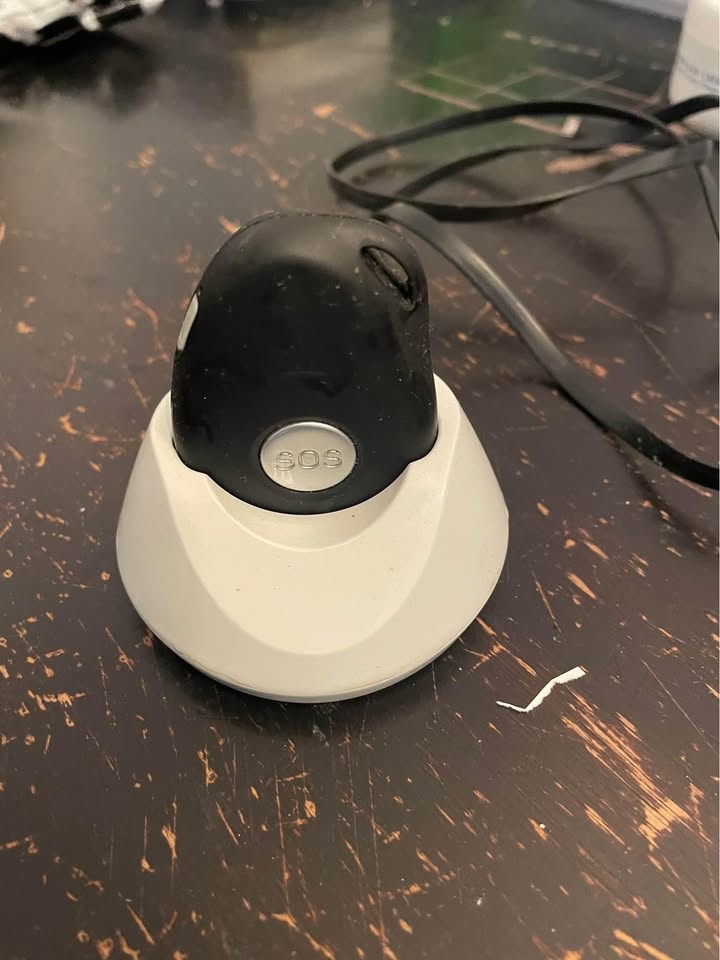 SOS telefon pro seniory od firmy lokatech - 2