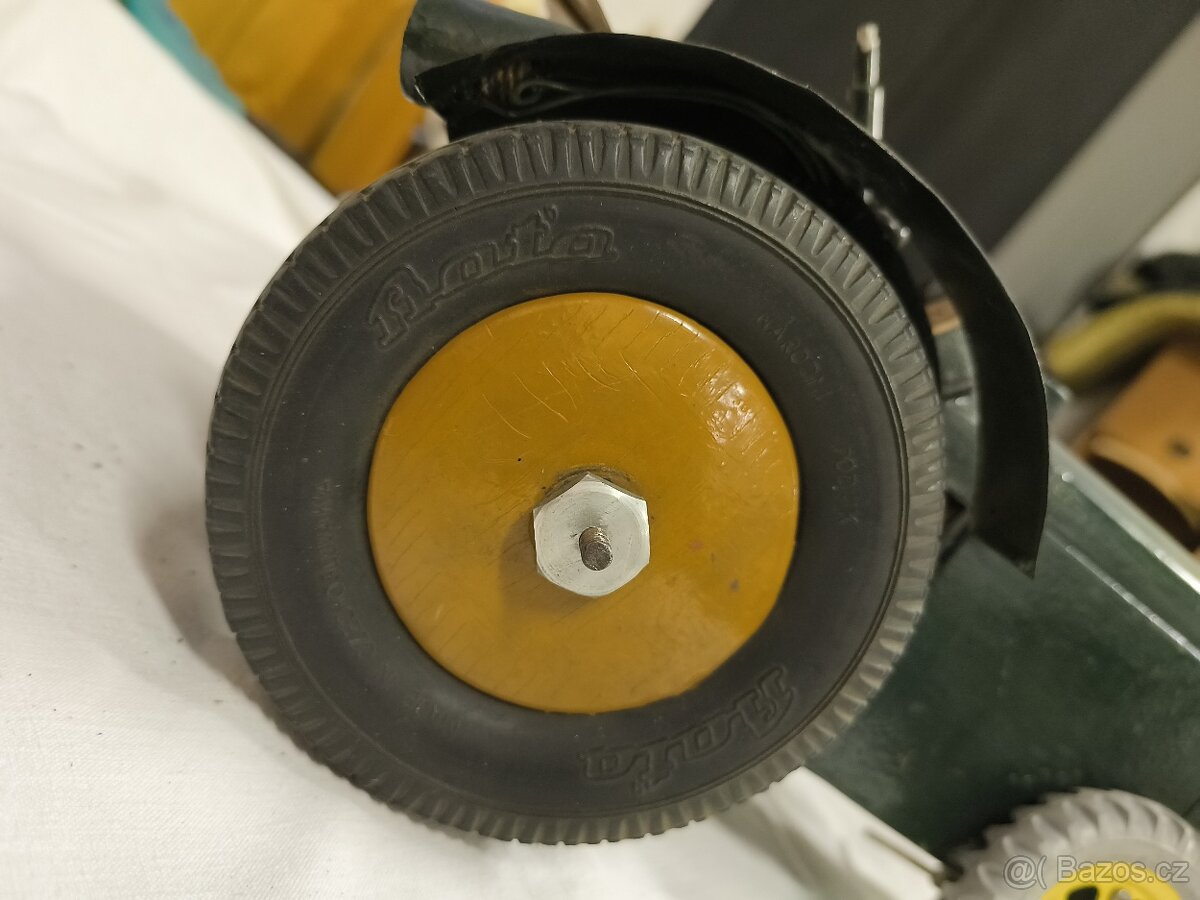 Starý model traktoru Zetor 25 - 2