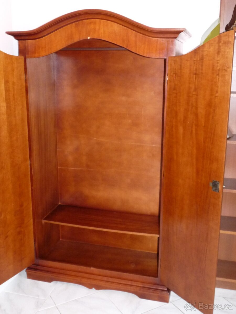 celodřevěná dvoudveřová šatní skříň - 2