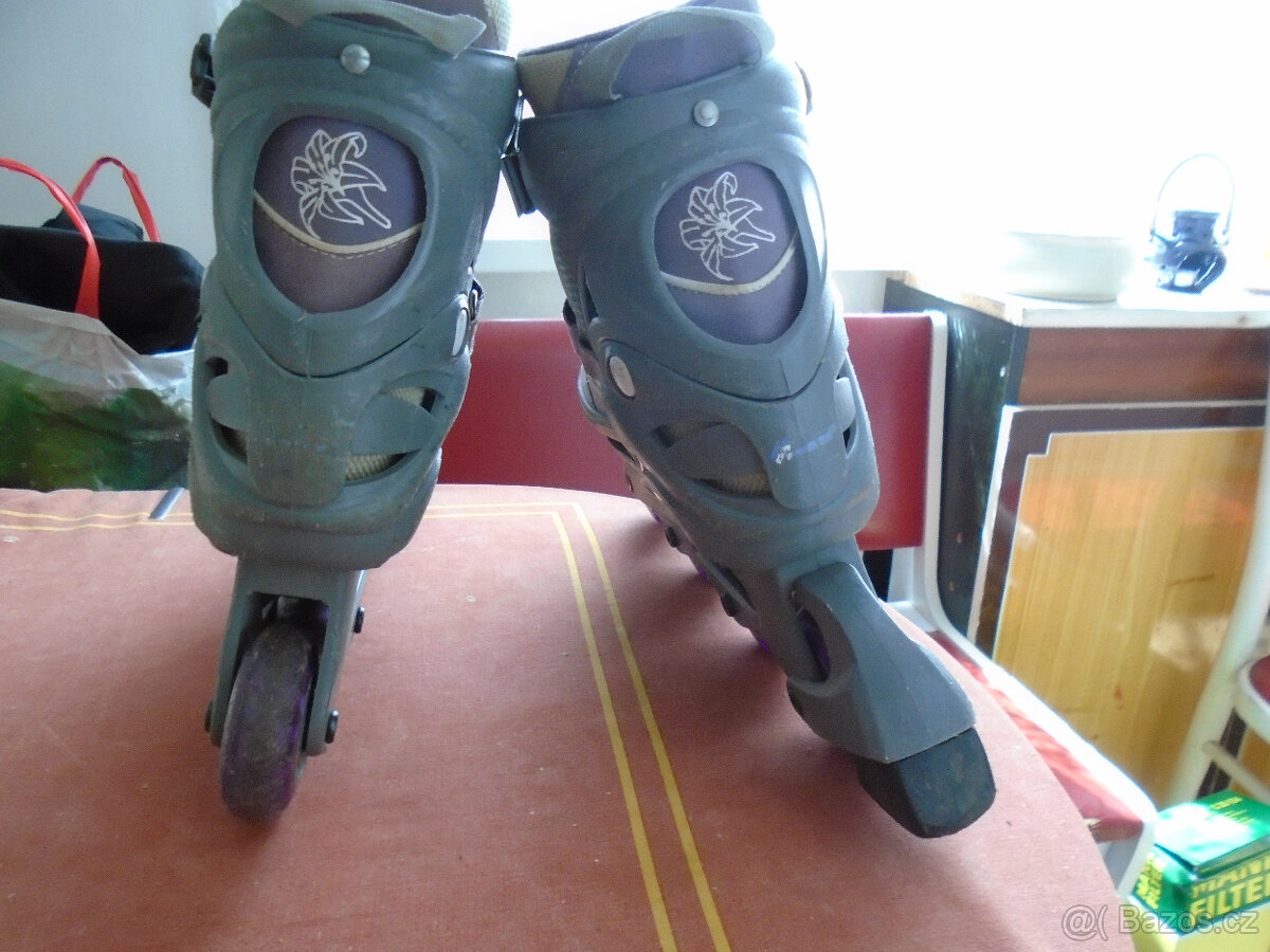 Prodám starší dětské kolečkové brusle - 2