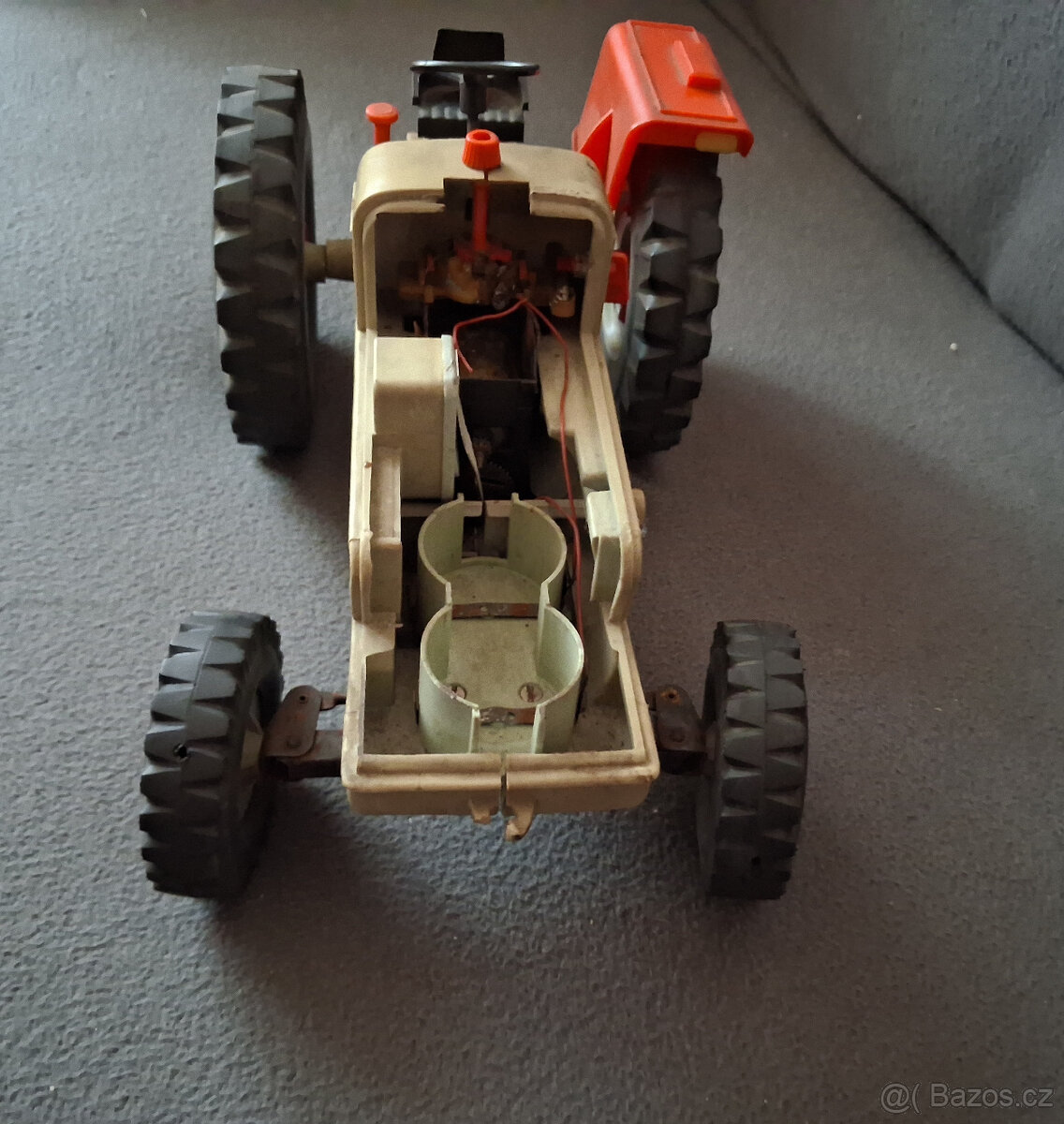 Starý traktor s vlekem. - 2