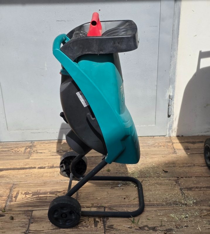 Drtič větví Bosch AXT Rapid 2000 - 2