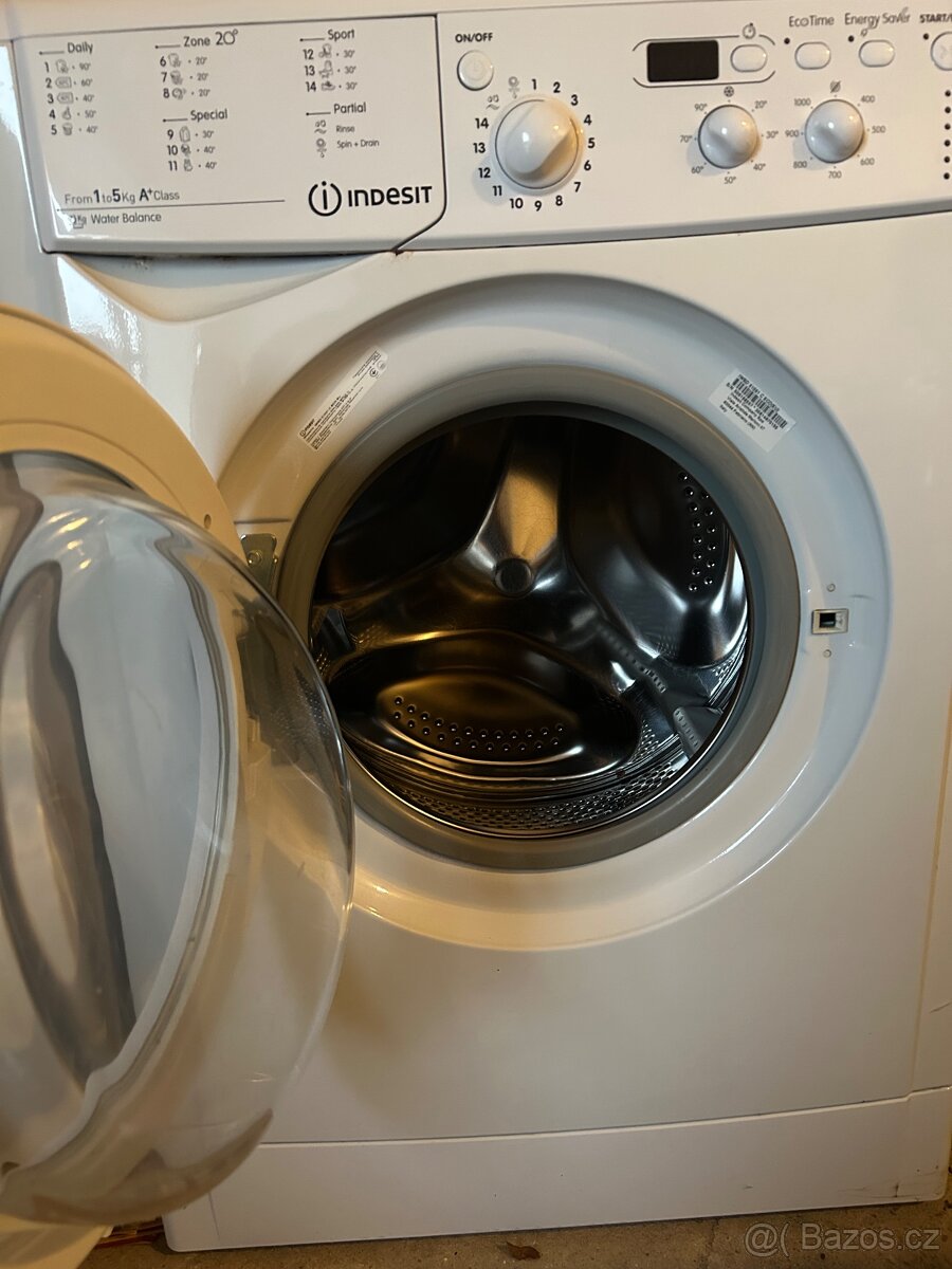 Pračka Indesit - 2