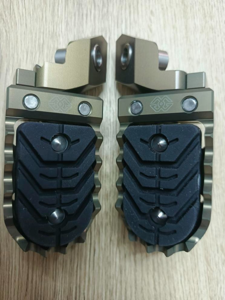 Prodám: stupačky BMW R1250GS/A 2018-2024, R1200GS/A LC 13-18 - 2